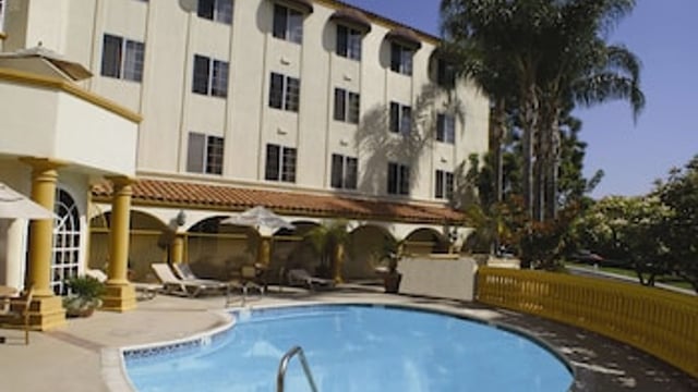 Hampton Inn and Suites Santa Ana/Orange County Airport hotel detail image 1