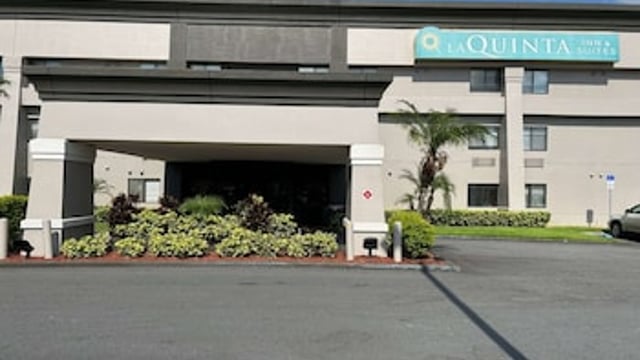La Quinta Inn & Suites by Wyndham Orlando South hotel detail image 2