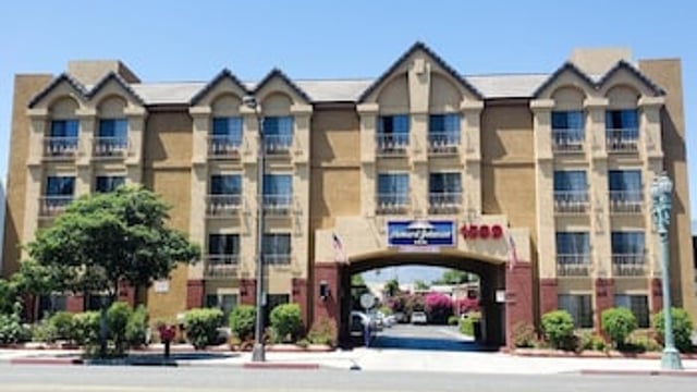 Howard Johnson by Wyndham Pasadena hotel detail image 1