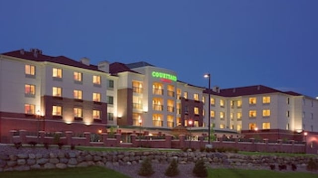 Courtyard by Marriott Madison East hotel detail image 1