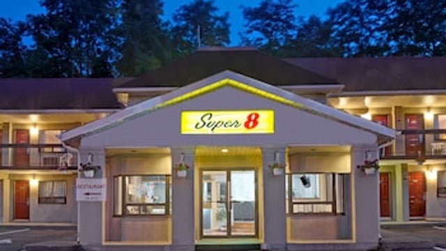 Super 8 by Wyndham Niagara Falls North hotel detail image 3