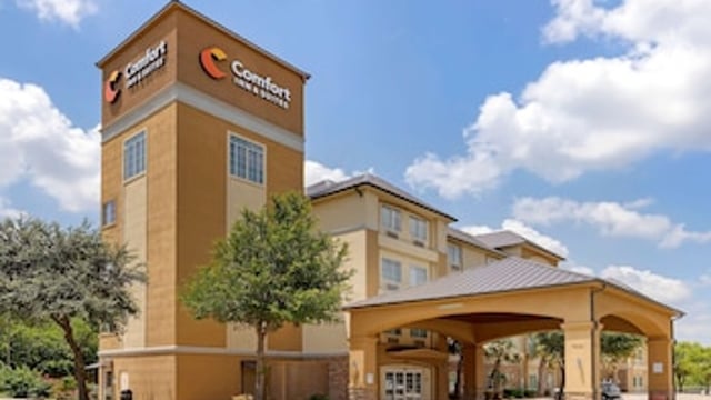 Comfort Inn & Suites Near Six Flags & Medical Center hotel detail image 1