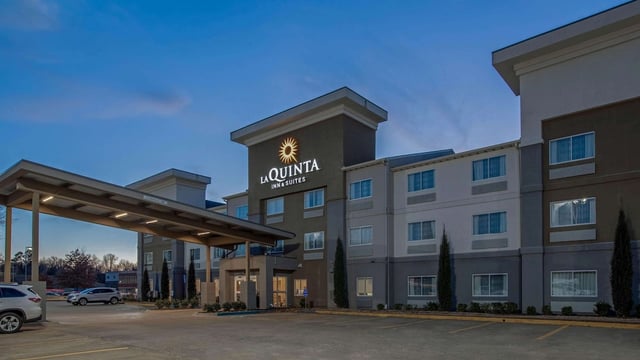 La Quinta Inn & Suites by Wyndham Fayetteville hotel detail image 1