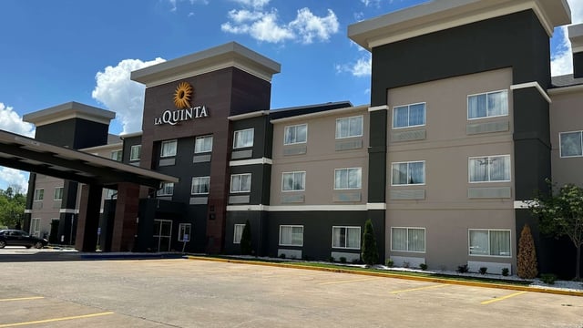 La Quinta Inn & Suites by Wyndham Fayetteville hotel detail image 2