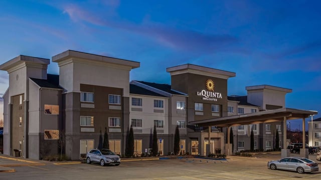 La Quinta Inn & Suites by Wyndham Fayetteville hotel detail image 3