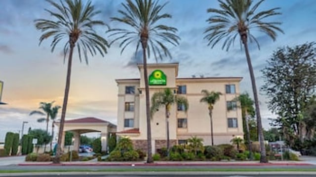 La Quinta Inn & Suites by Wyndham NE Long Beach/Cypress hotel detail image 1