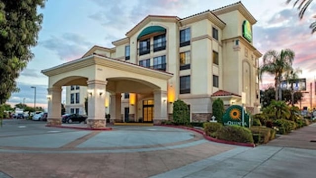 La Quinta Inn & Suites by Wyndham NE Long Beach/Cypress hotel detail image 3