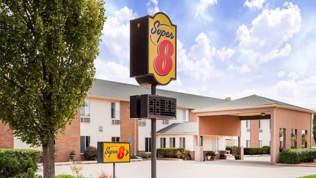 Super 8 by Wyndham Pekin/Peoria Area hotel detail image 1