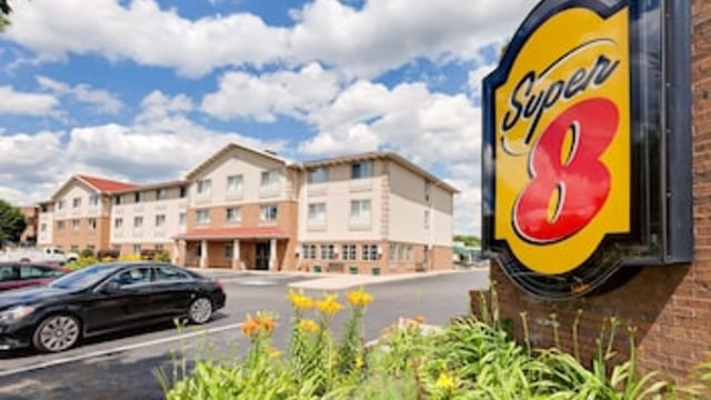 Super 8 by Wyndham Akron S/Green/Uniontown OH hotel detail image 1